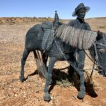 Milparinka Art Trail: Charles Sturt Expedition (Künstler Brian Campbell) Milparinka Art Trail: Charles Sturt Expedition (Künstler Brian Campbell)