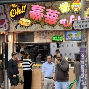 Kowloon: eimer der vielen farbigen Imbissstände