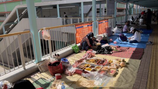 Fa Yuen Market: indonesische Frauen verkaufen Essensspezialitäten