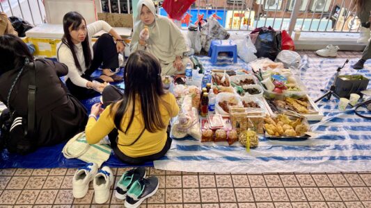 Fa Yuen Market: indonesische Frauen verkaufen Essensspezialitäten