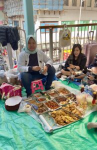Fa Yuen Market: indonesische Frauen verkaufen Essensspezialitäten