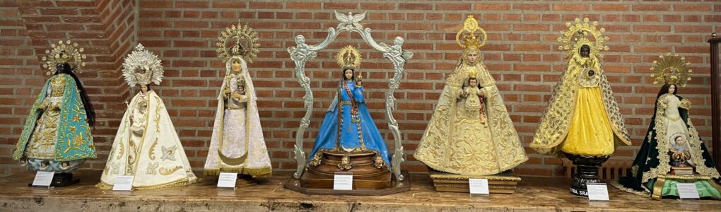 Sanctuario de Torreciudad: Galerie mit Bildern der Jungfrau