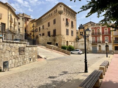 Fonz: im Hintergrund der Palacio de los Gómez Alba