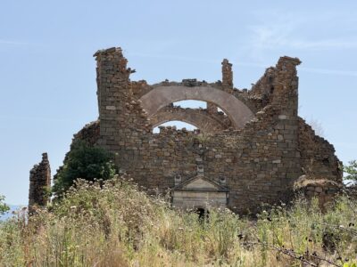 Geisterdorf Fet: die Ruine der Kirche