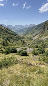 Valle de Hécho: Wanderung zu den Aguas Tuertas (im Vordergrund ein Grabhügel)