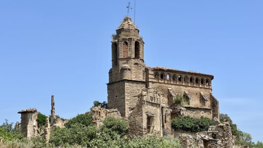 Die Ruine der Kirchen des Geisterdorfes Castarlenas