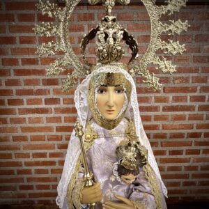 Sanctuario de Torreciudad: Galerie mit Bildern der Jungfrau