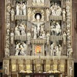 Santuario de Torreciudad: Altarbild aus Alabaster von Joan Mayné , das verschiedene Szenen der Jungfrau Maria darstellt