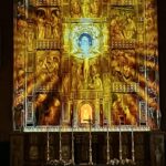 Santuario de Torreciudad: Altarbild aus Alabaster von Joan Mayné , das verschiedene Szenen der Jungfrau Maria darstellt Santuario de Torreciudad: Altarbild aus Alabaster von Joan Mayné , das verschiedene Szenen der Jungfrau Maria darstellt