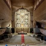 Santuario de Torreciudad: Altarbild aus Alabaster von Joan Mayné , das verschiedene Szenen der Jungfrau Maria darstellt
