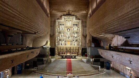 Santuario de Torreciudad: Altarbild aus Alabaster von Joan Mayné , das verschiedene Szenen der Jungfrau Maria darstellt