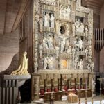 Santuario de Torreciudad: Altarbild aus Alabaster von Joan Mayné , das verschiedene Szenen der Jungfrau Maria darstellt Santuario de Torreciudad: Altarbild aus Alabaster von Joan Mayné , das verschiedene Szenen der Jungfrau Maria darstellt