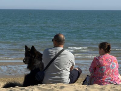 Jesolo Strandpromenade: man geniesst die ersten Sonnenstrahlen