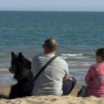 Jesolo Strandpromenade: man geniesst die ersten Sonnenstrahlen Jesolo Strandpromenade: man geniesst die ersten Sonnenstrahlen