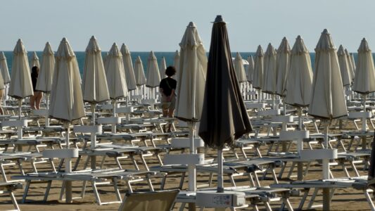 Jesolo Strandpromenade: alle ist für den Ansturm vorbereitet