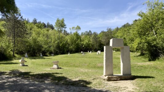 Ein Spomenik ausserhalb von Kotli