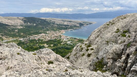 Insel Krk: Wanderung zu den Mrgari (alte Schafsgehege). Im Hintergrund die Stadt Baska